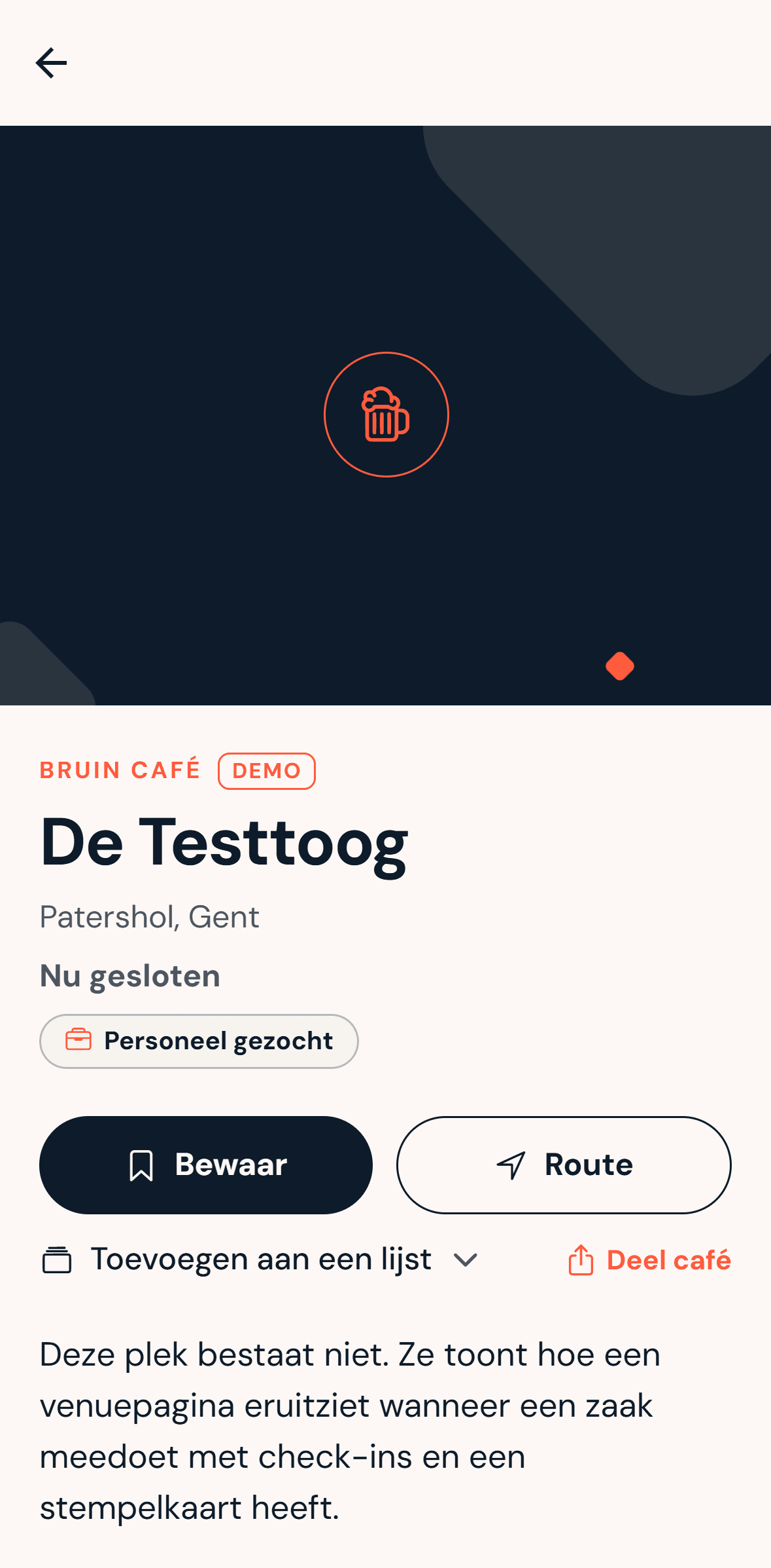 Cafépagina in de app: De Testtoog, een fictief bruin café, met knoppen om te bewaren, de route te tonen en te delen